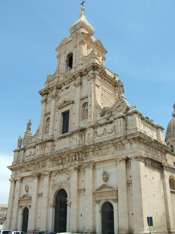 Mary Affittacamere Comiso Bagian luar foto